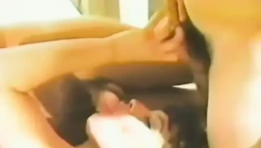 Cewek rambut cokelat dengan toket kecil dientot sama dua pria
