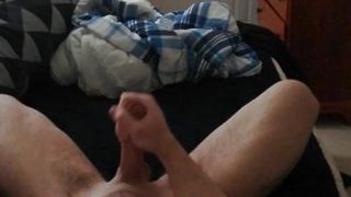 Jonge fitte man masturbeert en komt twee keer klaar