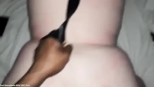 İngiliz iri güzel kadın domalarak çığlık atarak orgazm oluyor