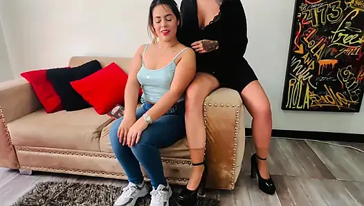 Kolombiyalı iri kalçalı kadınlar, duyulmaktan korkmayan vajinalarıyla oynar, ta ki sıkı vajinalarının güllerinden boşalana kadar