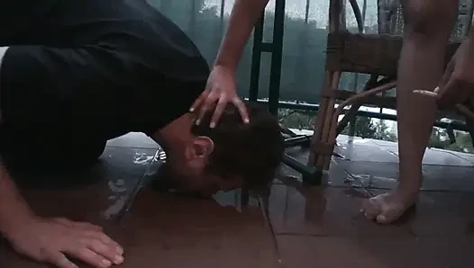 Hujannya turun dan jilat memek cewek jalang ini!