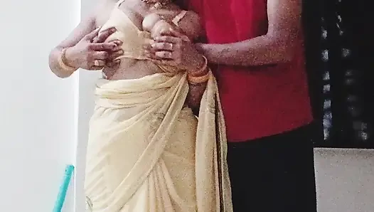 Riya Bhabhi efendisinin evini süpürüyordu, sahibi seksi konuşarak cinsel ilişki kurdu.
