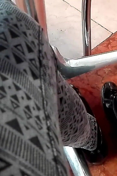 Joc cu pantofi în My Black Pattent Flats într-un bar