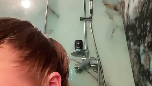 Потрясающее шоу в душе с блистанием.