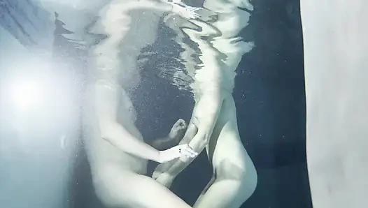 Real Couple - real fun in the pool