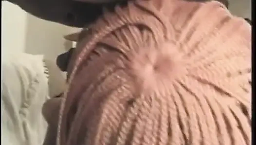 Pejantan terangsang menyukainya saat dia bergiliran menyodok dua cewek seksi