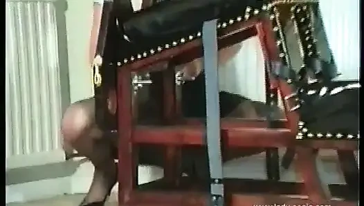 Молодая французская горничная