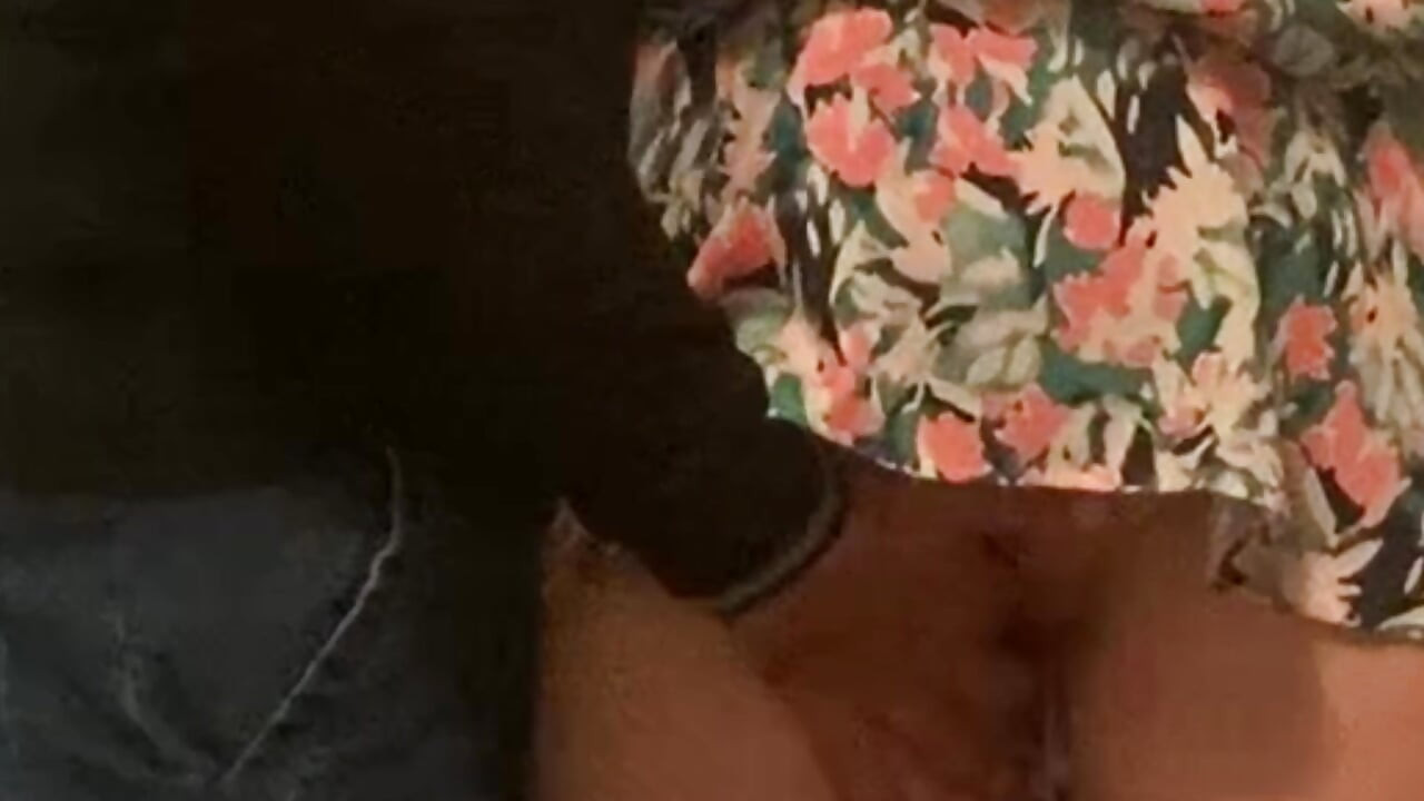 Metroda parmakla sikişen sürtük orta yaşlı seksi kadın