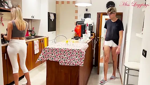 Bakire üvey erkek kardeşinin üvey annesinin beyaz taytının içinden geçtiği durdurulamaz ve beklenmedik ereksiyon