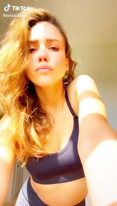 Jessica alba - verificación de momento del día de tiktok