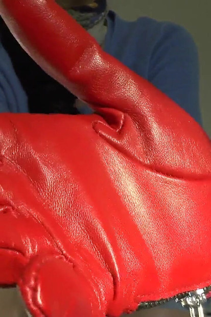 今日は射精の日だ!赤いレザーグローブの匂いを嗅ぐ、レディ・ヴィクトリア・ヴァレンテ