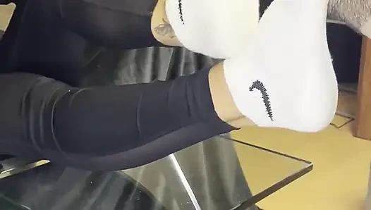 Schmutziger weißer sneaker-anbetung - stinkende Socken im gesicht mit Valeria Night (frontansicht)
