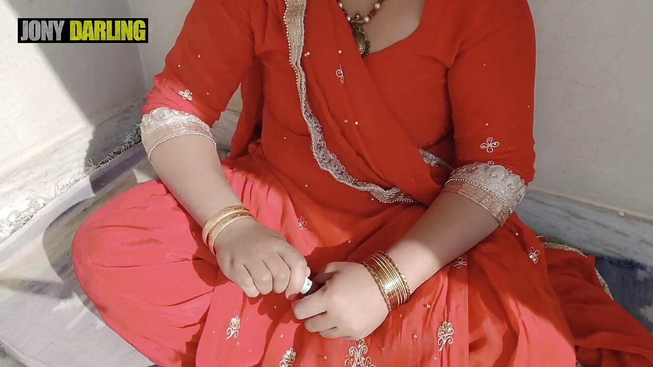 Punjabi Bhabhi Malte ihren Nagel auf dem Dach