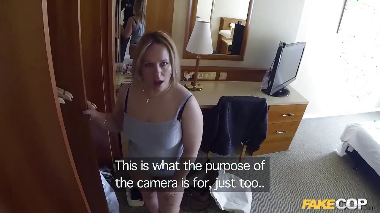 Fake cop - rubia con curvas rebota en la polla del policía en el hotel