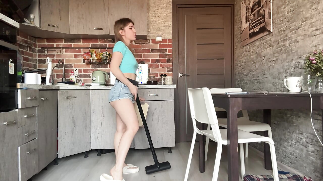 Sprzątaczka nie mogła znieść i zmoczyć swoich szortów