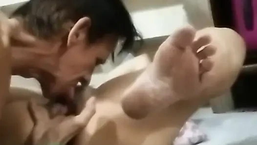 Lanjutkan makan memek basah berbulu istriku yang terangsang