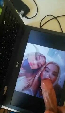 Nesestříhané péro vystříká sperma