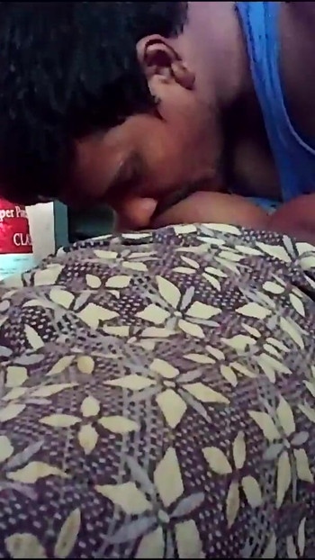 Moment époustouflant de « Une femme du village indienne aux seins sexy s’embrasse et presse un cul »