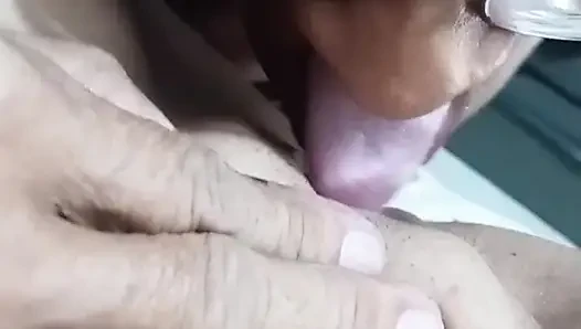 Memakan memeknya yang basah dan indah