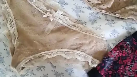 Annemin yeni külot ve sutyenleri