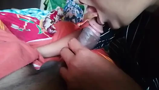Gadis India masukin temannya ke mulutnya