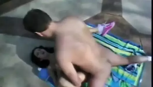Guy gives hard fuck to sexy girls pussy outside