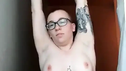 Si rambut merah bugar menggosok klitorisnya yang besar dan muncrat keras sebelum mandi