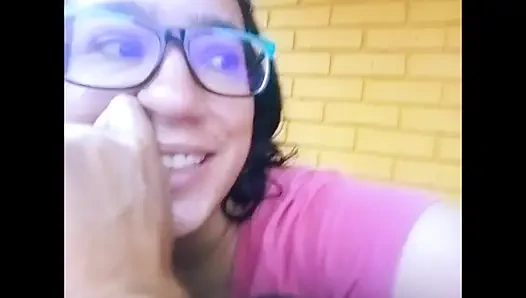 Я трогаю свою киску на балконе, и соседи смотрят на меня из окна