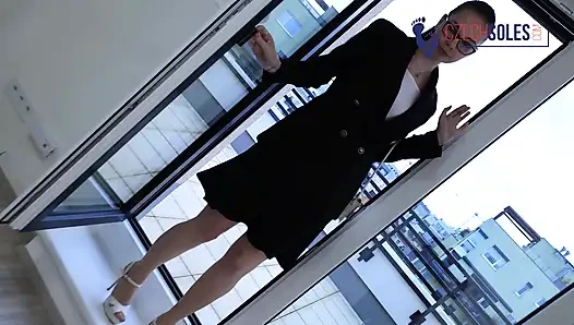 Оплатить свою комиссию ее сексуальными ступнями и колготками