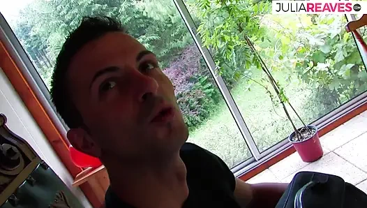 Сексуальную Shannya трахают после того, как пососала огромный член в кустах