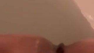 Masturbando-se na banheira - sua milf gordinha e solitária