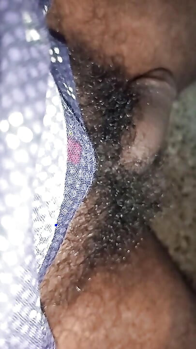 アフリカのゲイの大きなペニスが屋外マスターベートで