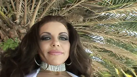 Seksi orta yaşlı seksi kadın canavar bir yarak üzerinde amını zıplarken inliyor