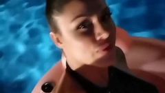 Servische zangeres Sandra Afrika in het zwembad