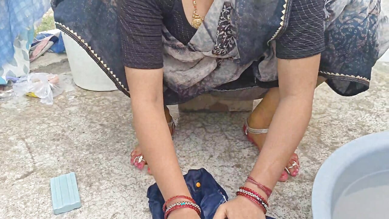 Bhabhi ko field mai kapde dhote samay mud marwai