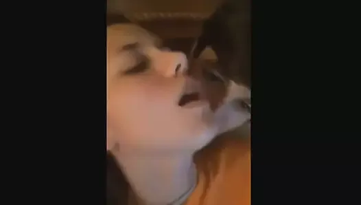Une maman mature étudiante excitée nourrit sa chatte