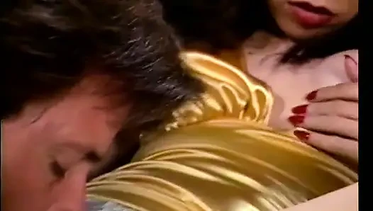 Zwei lange schwanz-kerle auf der couch bekommen super blowjob und ficken sexy schätzchen