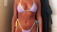 Hinterlasse einen klebrigen Tribut am sexy Bikini-Körper von Ani Hayes