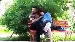 Iraaks meisje met vriendje speelt met zijn penis Zoraa Park