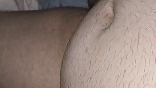 Stiefmutter hilft fettem stiefsohn-schwanz mit seiner erektion mit einem handjob