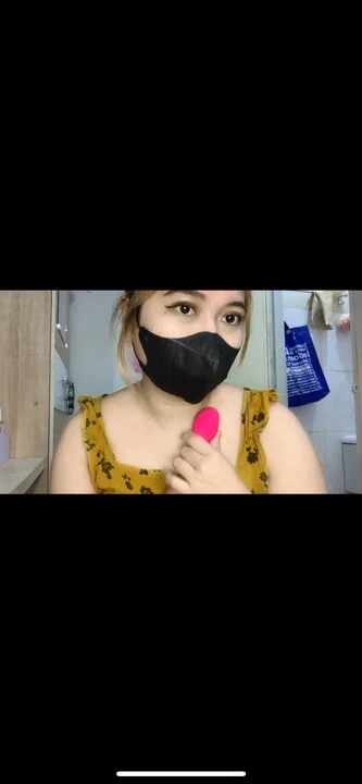 This woman is fun to play with her vibrator