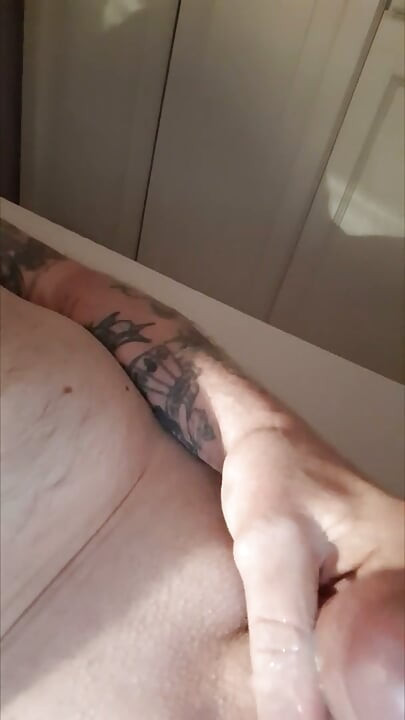 친구 생각하며 자위하다가 실수로 사정
