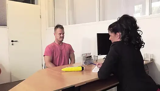 Офисную шлюшку в очках жестко трахают на столе