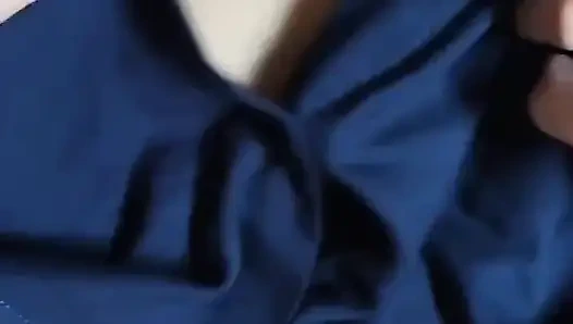 Die lust eines vollbusigen mädchens befriedigen, das lust hat