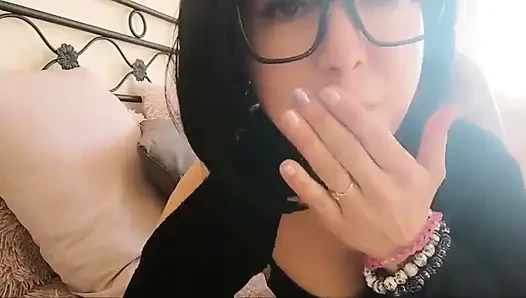 Ibu tiriku nggak perlu memperbesar toketnya, tapi dia mau!