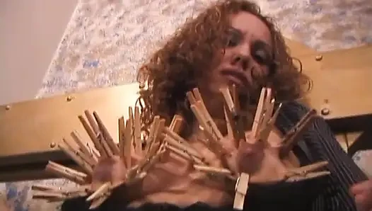 Прищепки на сиськах