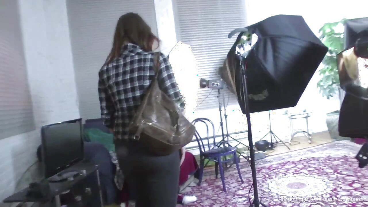 Мажоретка иска снимки, накрая лиже сперма от чинията