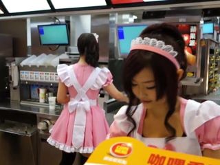 Urocze kelnerki z fast foodami 1