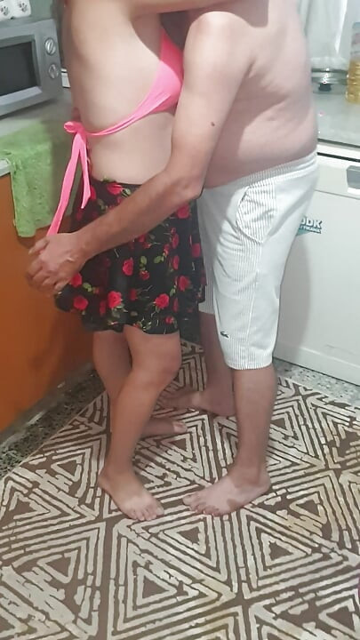 彼女がキッチンを掃除している間に性的に興奮させようとした私の試み。