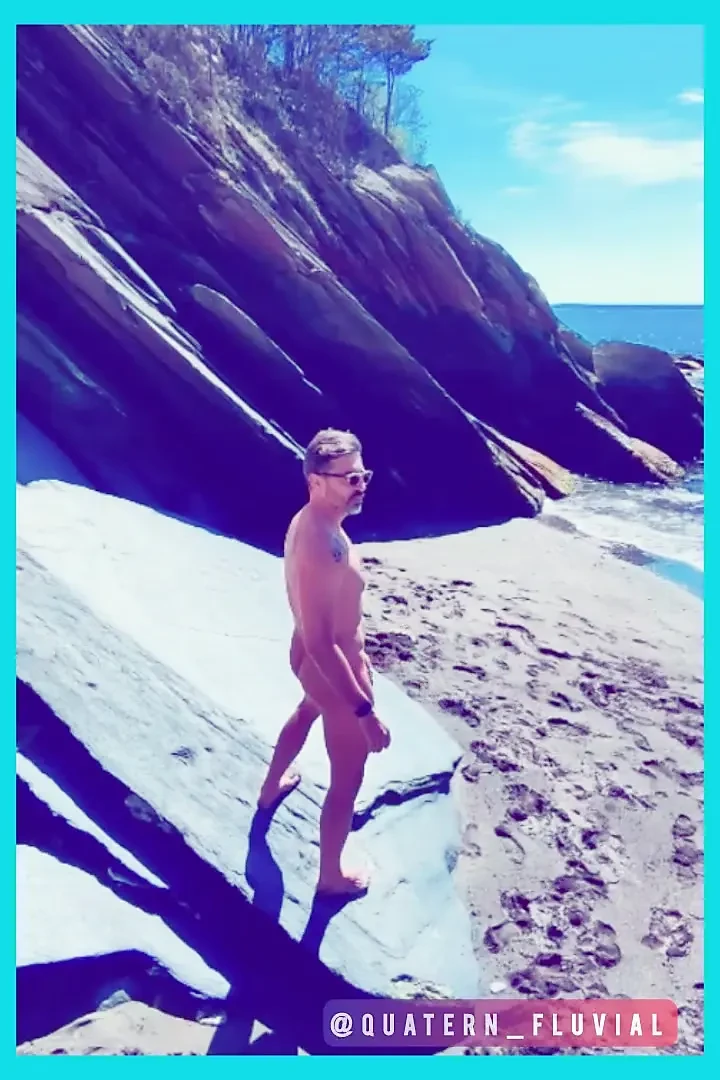 Gola na lokalnoj plaži dozvoljavajući suncu da me udari u telo